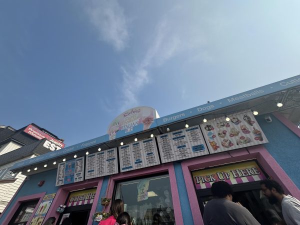 Richies is located at 2084 Revere Beach Parkway in Everett. Richies is open from 12pm-9pm on weekdays and 12pm-10pm on weekends.