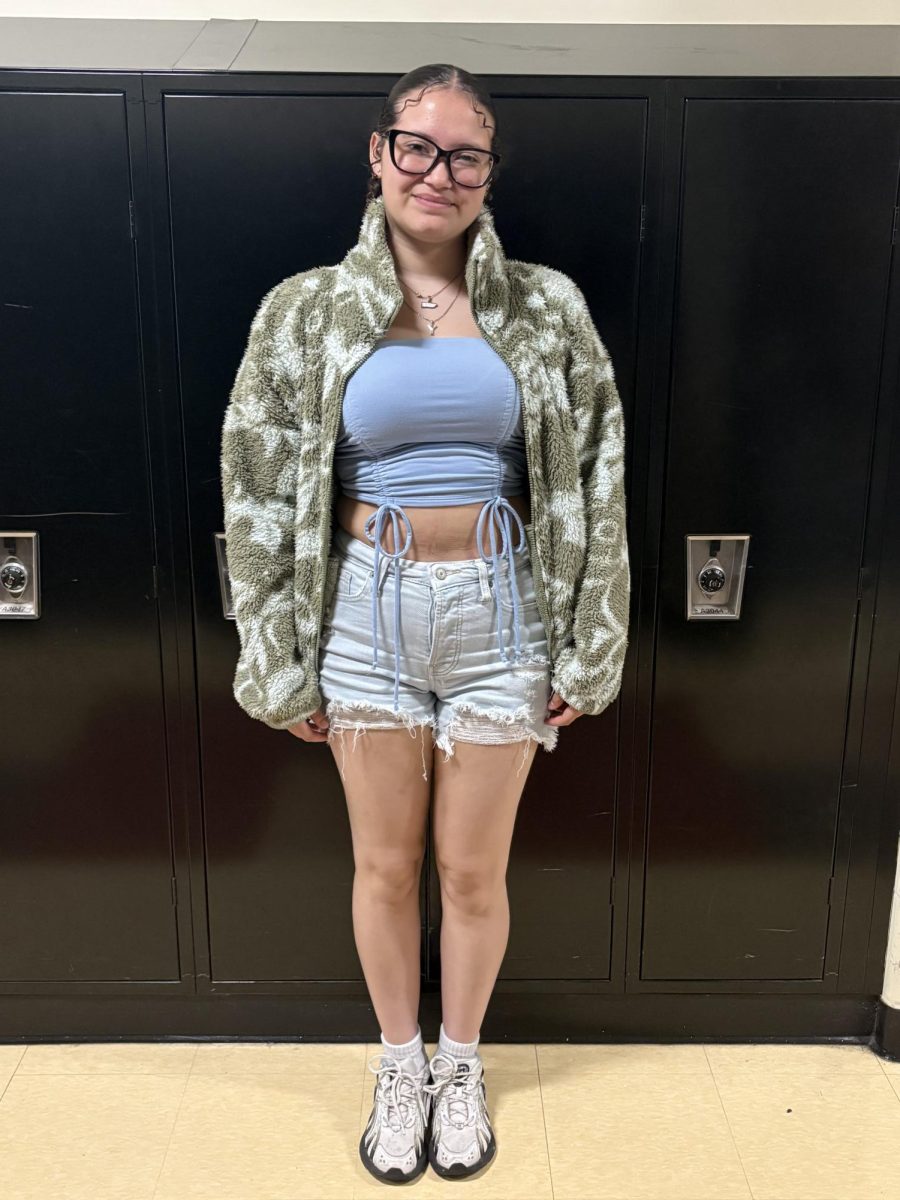 Sophomore Yanairalyz David shows off her summer outfit.